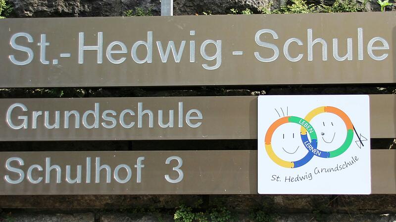 In der Kitzinger St.-Hedwig-Schule wird der Platz eng. Vier Klassen müssen im neuen Schuljahr ausgelagert werden, zwei davon in Container. In der Kitzinger St.-Hedwig-Schule wird der Platz eng. Vier Klassen müssen im neuen Schuljahr ausgelagert werden, zwei davon in Container.