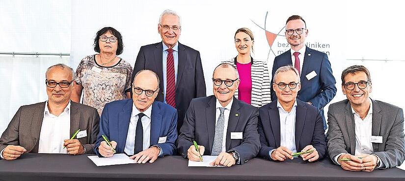 In Erlangen unterzeichneten den Kooperationsvertrag (vorne v. l.) Albrecht Bender (Kaufmännischer Direktor Uniklinikum Erlangen), Heinrich Iro (Ärztlicher Direktor Uniklinikum), Matthias Keilen (Vorstand Bezirkskliniken Mittelfranken), Arnd Dörfle... In Erlangen unterzeichneten den Kooperationsvertrag (vorne v. l.) Albrecht Bender (Kaufmännischer Direktor Uniklinikum Erlangen), Heinrich Iro (Ärztlicher Direktor Uniklinikum), Matthias Keilen (Vorstand Bezirkskliniken Mittelfranken), Arnd Dörfle...