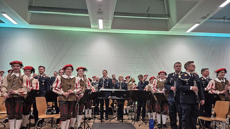 Die Jungmusikerinnen und -musiker spielten in der zweiten Konzerth&auml;lfte zusammen mit den Profis.