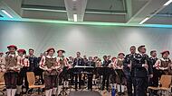 Die Jungmusikerinnen und -musiker spielten in der zweiten Konzerthälfte zusammen mit den Profis.
