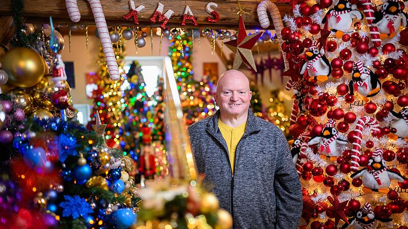 Familie schmückt ihr Haus mit 621 Weihnachtsbäumen Familie schmückt ihr Haus mit 621 Weihnachtsbäumen