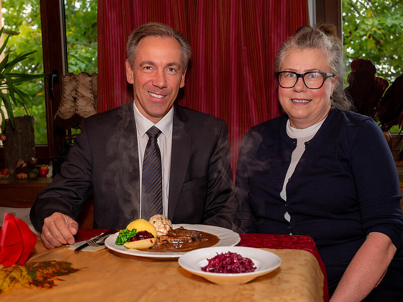Landrat Alexander Tritthart (links) und und Wirtin Hildegard Gebhard bei der Eröffnung der Wildbretwochen im Gasthof Schloss Eckenhaid.
