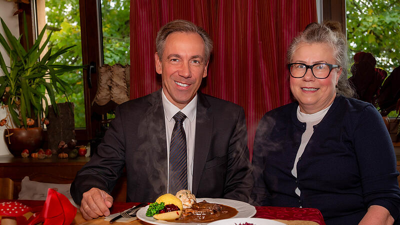 Landrat Alexander Tritthart (links) und und Wirtin Hildegard Gebhard bei der Eröffnung der Wildbretwochen im Gasthof Schloss Eckenhaid.