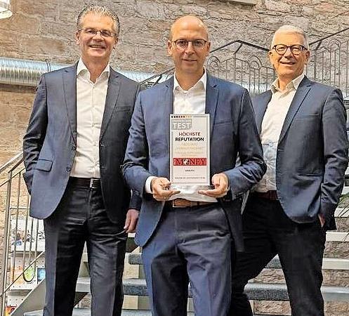Stolz auf die Region: Die VR-Bank Bad Kissingen wurde als reputationsstärkste Volks- und Raiffeisenbank Deutschlands ausgezeichnet. V.l.n.r. das Vorstandsteam: Michael Kaiser, Rainer Geis und Jürgen Klubertanz. Stolz auf die Region: Die VR-Bank Bad Kissingen wurde als reputationsstärkste Volks- und Raiffeisenbank Deutschlands ausgezeichnet. V.l.n.r. das Vorstandsteam: Michael Kaiser, Rainer Geis und Jürgen Klubertanz.