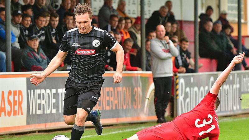 Der defensive Mittelfeldspieler Andreas Mahr (links) setzt gerne mal zu einem Sturmlauf an. Hier l&auml;sst er sich vom Fuchsstadter Nico Neder nicht stoppen. Mahrs Einsatz am Samstag gegen Lengfeld ist aber noch unsicher.