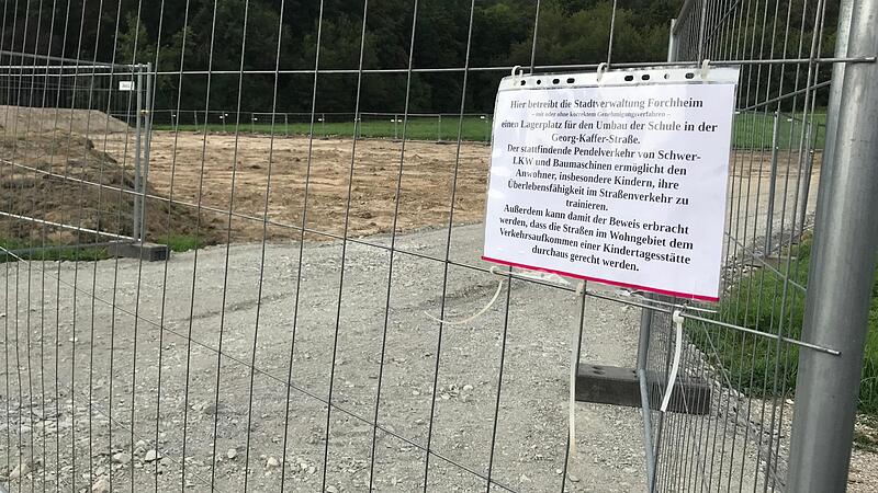 Ein rätselhafter Zettel hängt plötzlich an einem Bauzaun an der Hutstraße in Reuth – da, wo irgendwann einmal eine neue Kita gebaut werden könnte. Zufall?Forchheim & Fränkische Schweiz Ein rätselhafter Zettel hängt plötzlich an einem Bauzaun an der Hutstraße in Reuth – da, wo irgendwann einmal eine neue Kita gebaut werden könnte. Zufall?Forchheim & Fränkische Schweiz