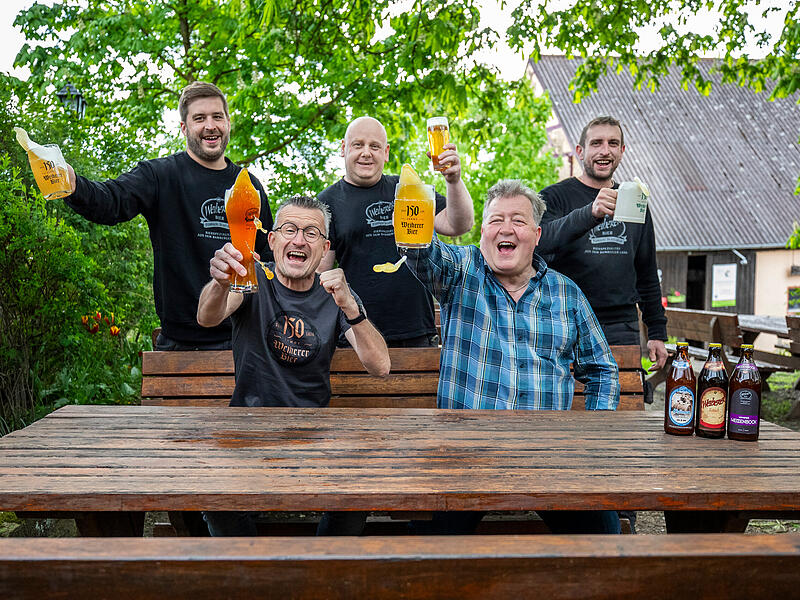 Oswald und Roland Kundmüller (vorne v li.) haben wieder Grund zum Jubeln: Der Brauerei-Gasthof aus Viereth wird mit dem bayerischen Export-Preis ausgezeichnet.