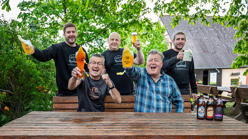 Oswald und Roland Kundm&uuml;ller (vorne v li.) haben wieder Grund zum Jubeln: Der Brauerei-Gasthof aus Viereth wird mit dem bayerischen Export-Preis ausgezeichnet.