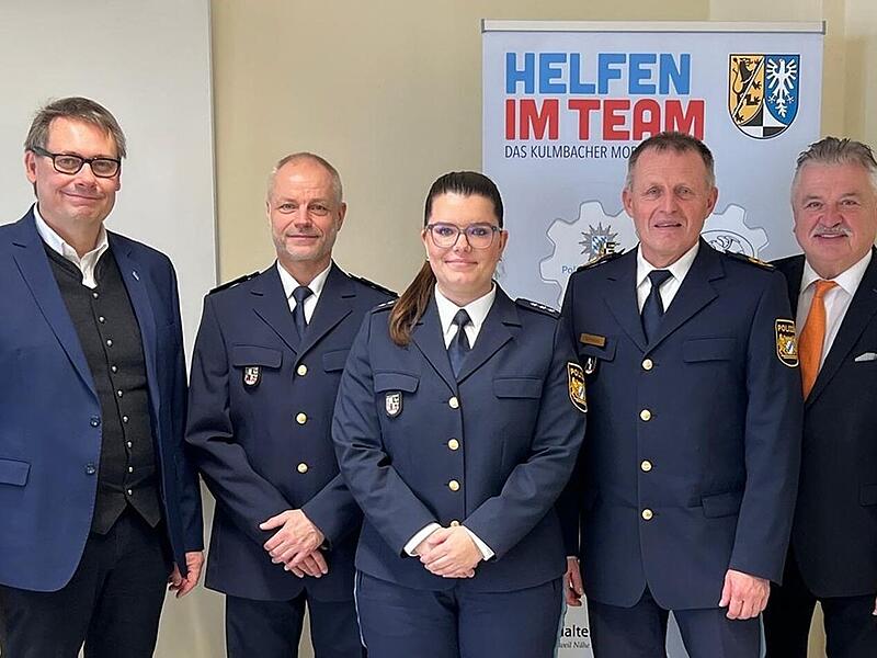Die Polizeiinspektion Stadtsteinach hat mit Victoria Troyke eine neue Leiterin. Mit im Bild (von links.: B&uuml;rgermeister Roland Wolfrum, Vorg&auml;nger Marco Gottesmann, Polizeipr&auml;sident  Armin Schmelzer  und Landrat Klaus Peter S&ouml;llner.