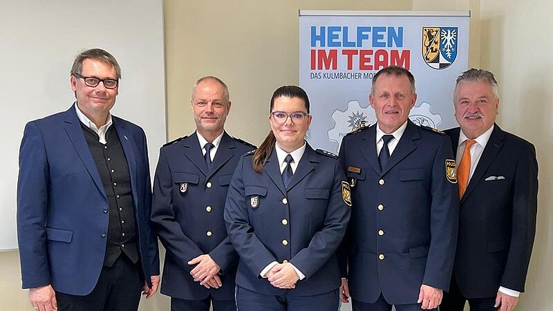 Die Polizeiinspektion Stadtsteinach hat mit Victoria Troyke eine neue Leiterin. Mit im Bild (von links.: B&uuml;rgermeister Roland Wolfrum, Vorg&auml;nger Marco Gottesmann, Polizeipr&auml;sident  Armin Schmelzer  und Landrat Klaus Peter S&ouml;llner.