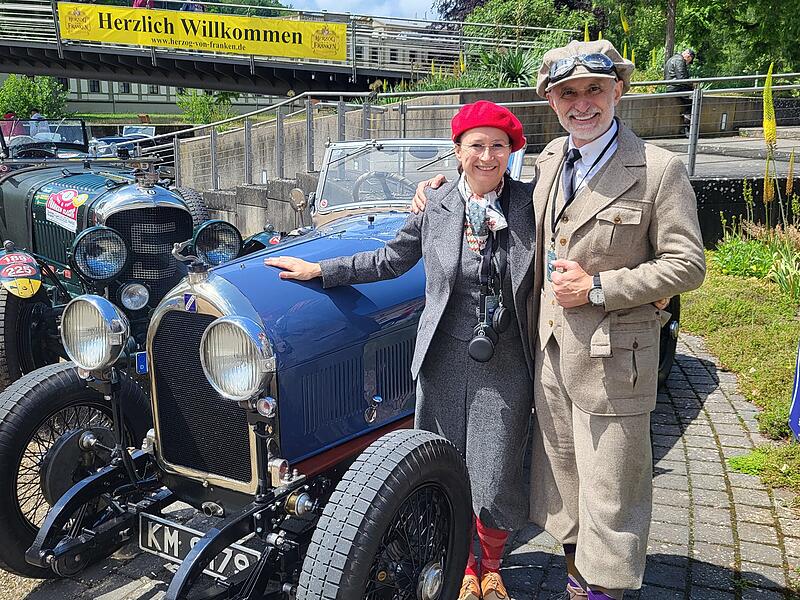 Melanie Weinmann und Basem Khalaf aus Sch&auml;bisch Hall mit ihrem Darraq 12/32 Grand Sports Tourer