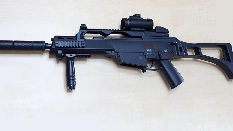 Ein 15-J&auml;hriger hat diese Waffe am Bahnhof in Kronach aus dem Rucksack geholt &ndash; und einigen Passanten einen Schreck eingejagt.