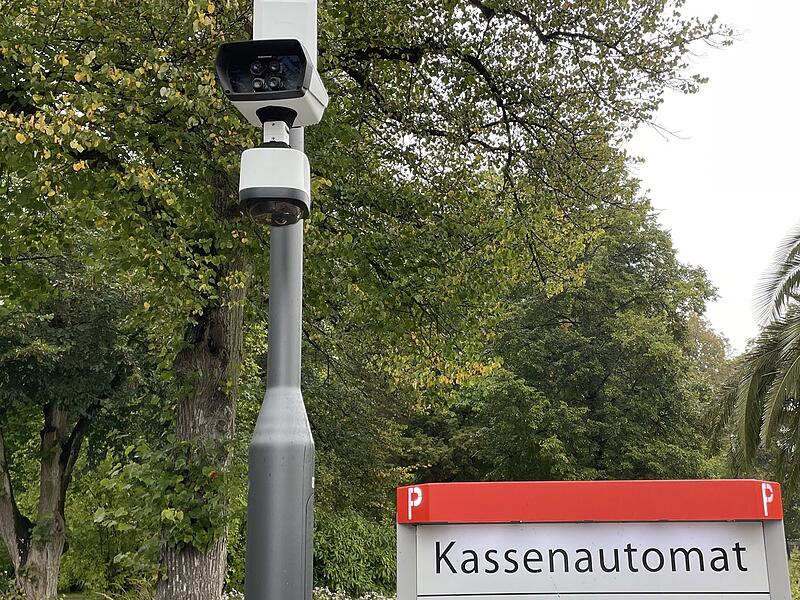 Allein in diesem Jahr hat die Staatsbad GmbH mehrere 10.000 Euro in neue Sicherheitskameras in den Kuranlagen investiert. Hier eine Kamera an der Zufahrt zur Spielbank.