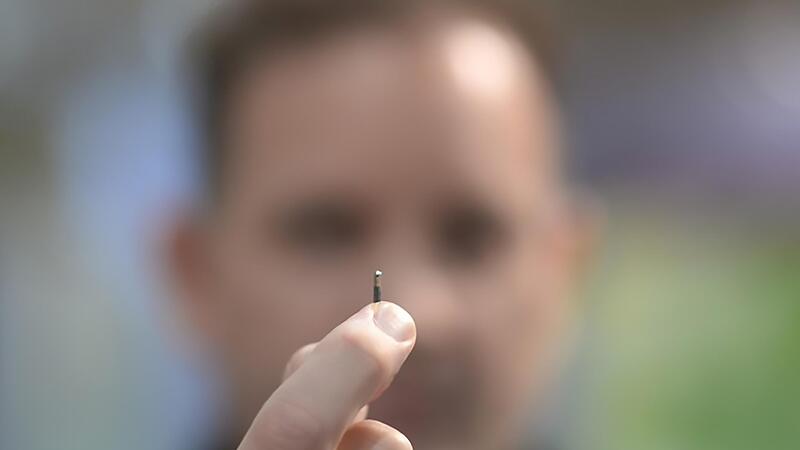 Patrick Kramer ist professioneller Biohacker. Hier zeigt er ein Implantat. Patrick Kramer ist professioneller Biohacker. Hier zeigt er ein Implantat.