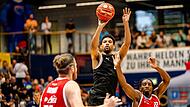 Zach Copeland war bei der knappen 87:89-Niederlage im Testspiel in Weißenfels Ende August mit 20 Punkten bester Bamberger Korbschütze. Hier steigt der Flügelspieler gegen  Jonathan Stove (r.) zum Wurf hoch.