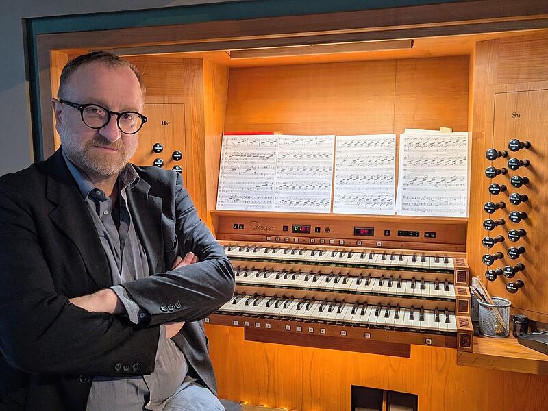 Der Kirchenraum ist seine Bühne: Kirchenmusikdirektor Christian Reitenspieß in der Petrikirche. Der Kirchenraum ist seine Bühne: Kirchenmusikdirektor Christian Reitenspieß in der Petrikirche.