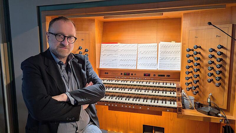 Der Kirchenraum ist seine Bühne: Kirchenmusikdirektor Christian Reitenspieß in der Petrikirche. Der Kirchenraum ist seine Bühne: Kirchenmusikdirektor Christian Reitenspieß in der Petrikirche.