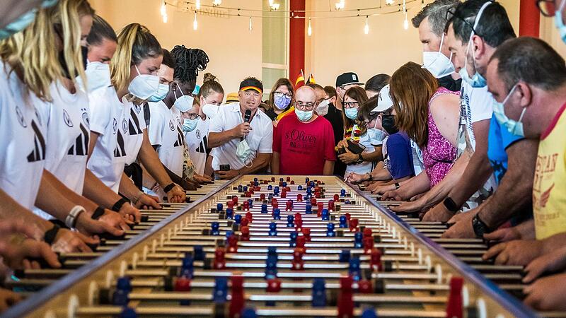 Beim gemeinsamen Kickerduell der f&uuml;nf Nationalspielerinnen und den Bewohnern der Barmherzigen Br&uuml;der Gremsdorf haben alle Spa&szlig;.