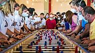Beim gemeinsamen Kickerduell der fünf Nationalspielerinnen und den Bewohnern der Barmherzigen Brüder Gremsdorf haben alle Spaß. Beim gemeinsamen Kickerduell der fünf Nationalspielerinnen und den Bewohnern der Barmherzigen Brüder Gremsdorf haben alle Spaß.
