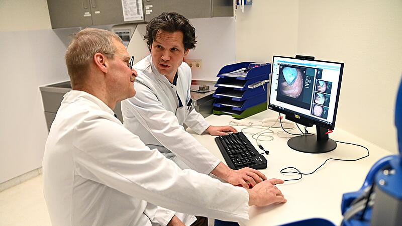 Prof. Dr. Felix Gundling und sein Kollege Prof. Dr. Georg Pistorius schauen sich die endoskopische Aufnahme eines Patienten an, um gemeinsam zu entscheiden, ob eine Operation notwendig ist.