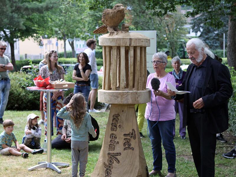 Ingo Cesaro (rechts) ist Vorsitzender der &bdquo;Regionalen Kunstf&ouml;rderung Kronach&ldquo; und freut sich &uuml;ber den Erfolg der &bdquo;HolzART&ldquo;.