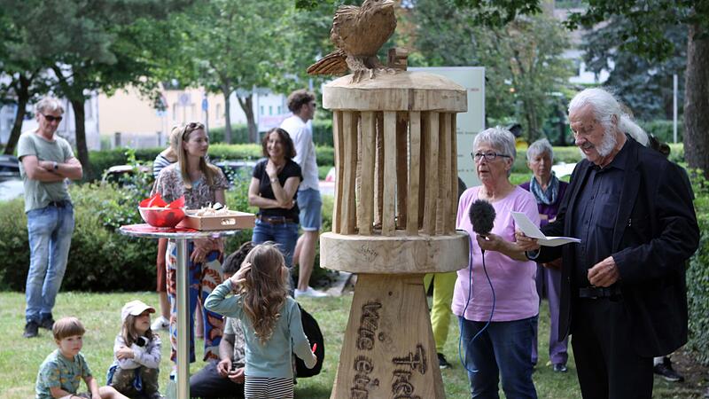 Ingo Cesaro (rechts) ist Vorsitzender der &bdquo;Regionalen Kunstf&ouml;rderung Kronach&ldquo; und freut sich &uuml;ber den Erfolg der &bdquo;HolzART&ldquo;.