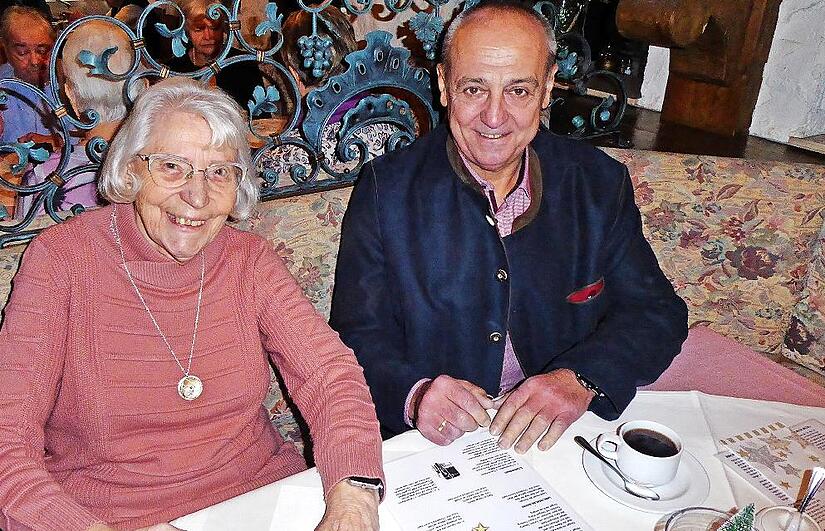 Als B&uuml;rgermeister auf Abschiedstournee: Zum letzten Mal war Robert H&uuml;mmer bei einer Adventsfeier des Seniorenclubs 72 zu Gast. Vorsitzende Renate Schrape dankte ihm f&uuml;r seine Verbundenheit mit der kleinen Gemeinschaft.