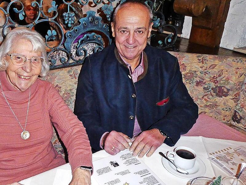 Als B&uuml;rgermeister auf Abschiedstournee: Zum letzten Mal war Robert H&uuml;mmer bei einer Adventsfeier des Seniorenclubs 72 zu Gast. Vorsitzende Renate Schrape dankte ihm f&uuml;r seine Verbundenheit mit der kleinen Gemeinschaft.