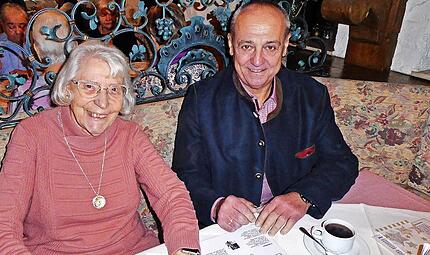 Als B&uuml;rgermeister auf Abschiedstournee: Zum letzten Mal war Robert H&uuml;mmer bei einer Adventsfeier des Seniorenclubs 72 zu Gast. Vorsitzende Renate Schrape dankte ihm f&uuml;r seine Verbundenheit mit der kleinen Gemeinschaft.