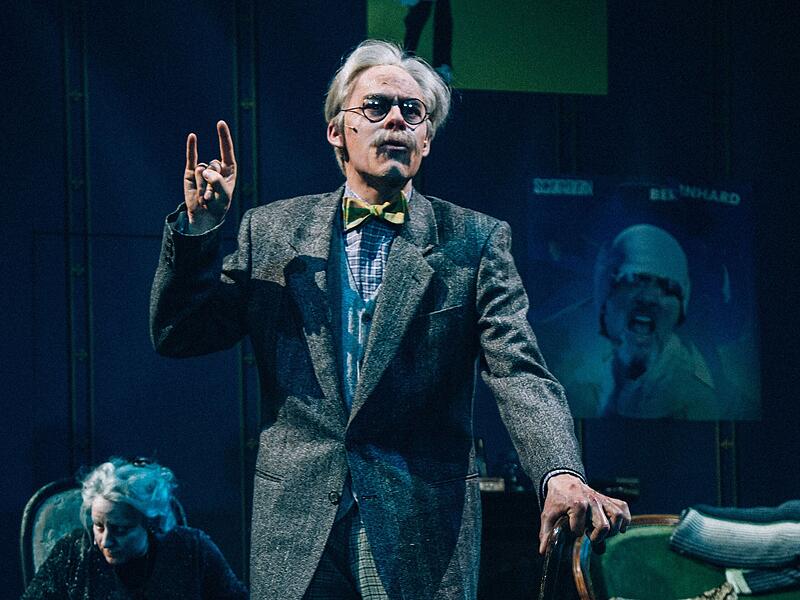 Das Songdrama "Ewig Jung" feierte Premiere am Landestheater Coburg.Premiere "Ewig Jung" am Landestheater Das Songdrama "Ewig Jung" feierte Premiere am Landestheater Coburg.