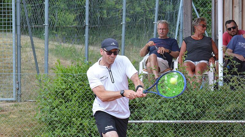 Markus Wittek trug mit einem Sieg in seinem Einzel zum 7:2-Auswärtserfolg in Kulmbach bei. Für die Bad Kissinger Herren 40 war es der erste Sieg in der noch jungen Landesliga-Saison. Markus Wittek trug mit einem Sieg in seinem Einzel zum 7:2-Auswärtserfolg in Kulmbach bei. Für die Bad Kissinger Herren 40 war es der erste Sieg in der noch jungen Landesliga-Saison.