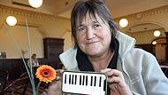 Eine Welt aus Musik durch Tasten möchte Annegret Hauptmann den Bewohnern des Pflegezentrums Eugeria ermöglichen. Darum suchte sie Spender.