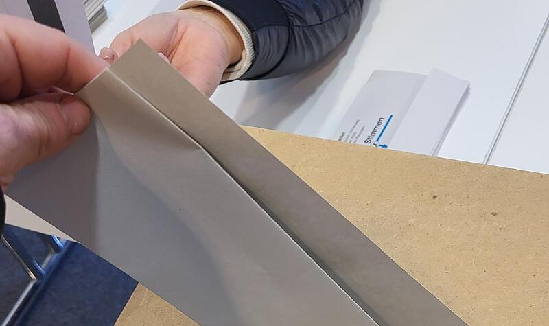 Stimmzettel eingeworfen bei der Bundestagswahl.