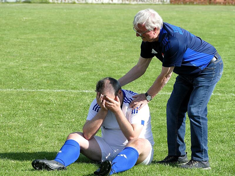 Der TSV Burgebrach bejubelt den Meistertitel in der Bezirksliga Oberfranken West nach dem 2:1 in Kemmern.TSV Burgebrach: Meister Bezirksliga West 2024/25 Der TSV Burgebrach bejubelt den Meistertitel in der Bezirksliga Oberfranken West nach dem 2:1 in Kemmern.