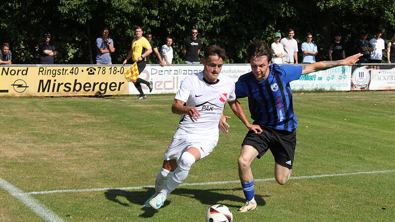 Ricardo Höfer (links) vom ATSV Erlangen überzeugte mit Tempo und war für die Abwehr kaum zu greifen.ASV Niederndorf - ATSV Erlangen II Ricardo Höfer (links) vom ATSV Erlangen überzeugte mit Tempo und war für die Abwehr kaum zu greifen.