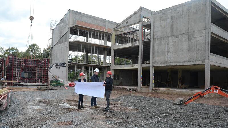 Links vom bisherigen Geb&auml;ude ist der Ansatz zum Bau des neuen Treppenhauses zu erkennen. Die freie Fl&auml;che rechts wird f&uuml;r einen Erweiterungsbau mit circa 1000 Quadratmeter neuer Fl&auml;che dienen.