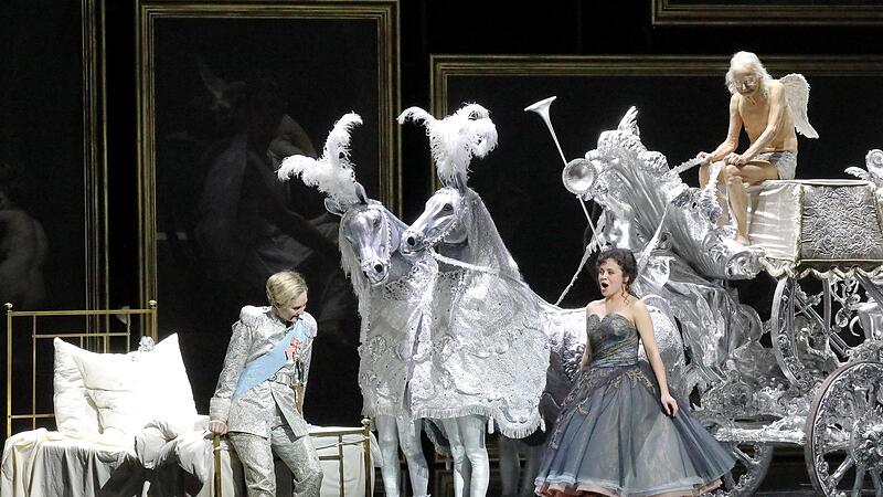 Karossenkitsch à la Kini darf natürlich auch sein: Szene mit Samantha Hankey als Octavian (links), Katharina Konradi als Sophie und dem Statistengreis als Amor Karossenkitsch à la Kini darf natürlich auch sein: Szene mit Samantha Hankey als Octavian (links), Katharina Konradi als Sophie und dem Statistengreis als Amor