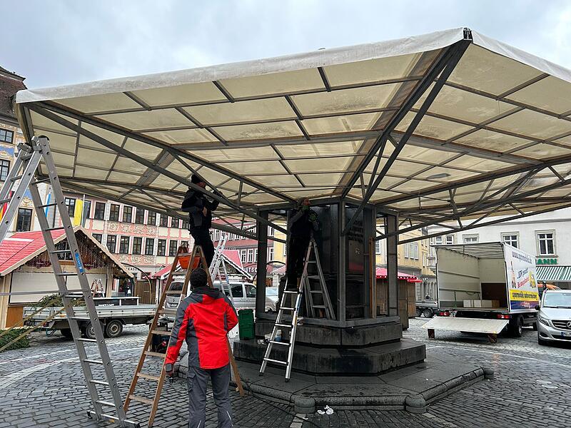 Aufbau für den Coburger WeihnachtsmarktAufbau für den Coburger Weihnachtsmarkt Aufbau für den Coburger Weihnachtsmarkt