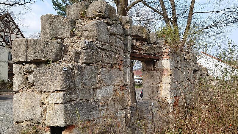 Auf der Stadtinnenseite – wie hier am Krankenhaus - besteht die ehemalige Stadtmauer von Höchstadt aus kleineren unförmigen Sandsteinen. Auf der Stadtinnenseite – wie hier am Krankenhaus - besteht die ehemalige Stadtmauer von Höchstadt aus kleineren unförmigen Sandsteinen.