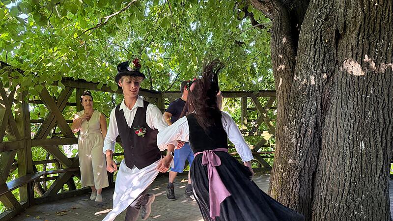 Unter den Augen von Chereen Heinrich-Cibis üben die Platzpaare für die Lindenkirchweih