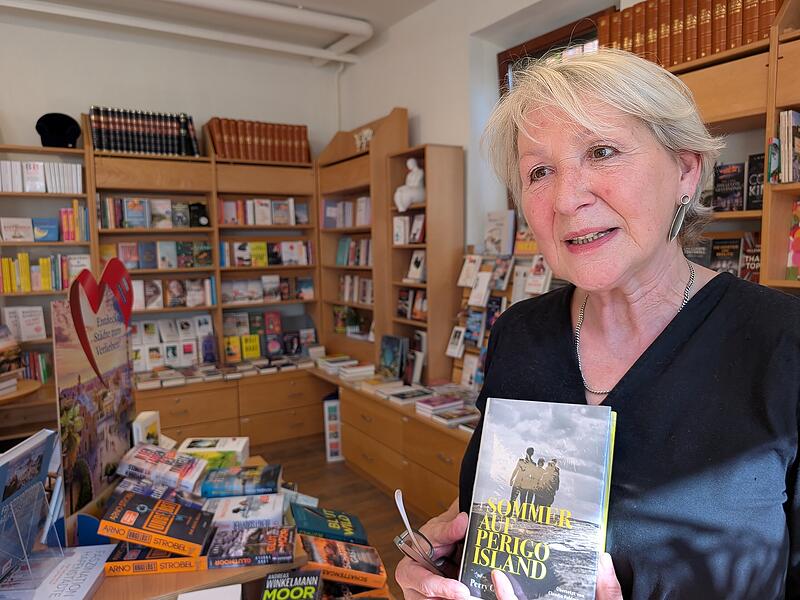 Heike Schade vom Buchhandel "'s blaue St&auml;ffala" in Forchheim erz&auml;hlt &uuml;ber die B&uuml;chertrends im Sommer 2026