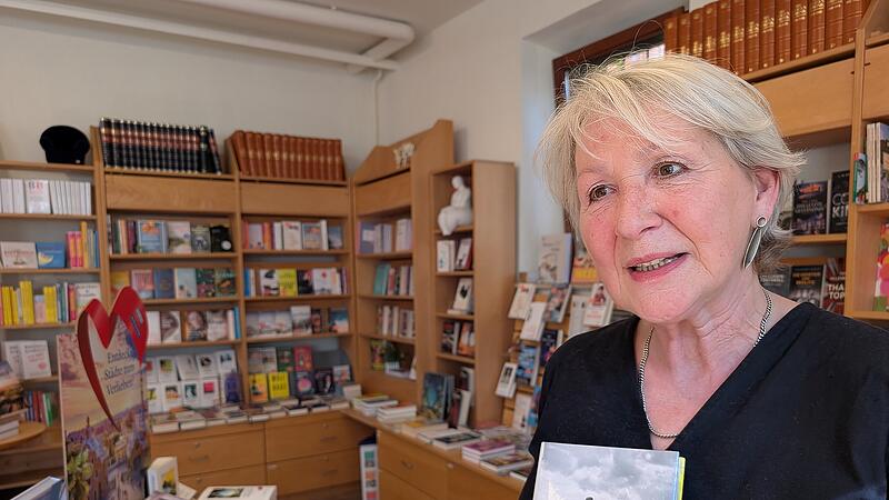 Heike Schade vom Buchhandel "'s blaue St&auml;ffala" in Forchheim erz&auml;hlt &uuml;ber die B&uuml;chertrends im Sommer 2026