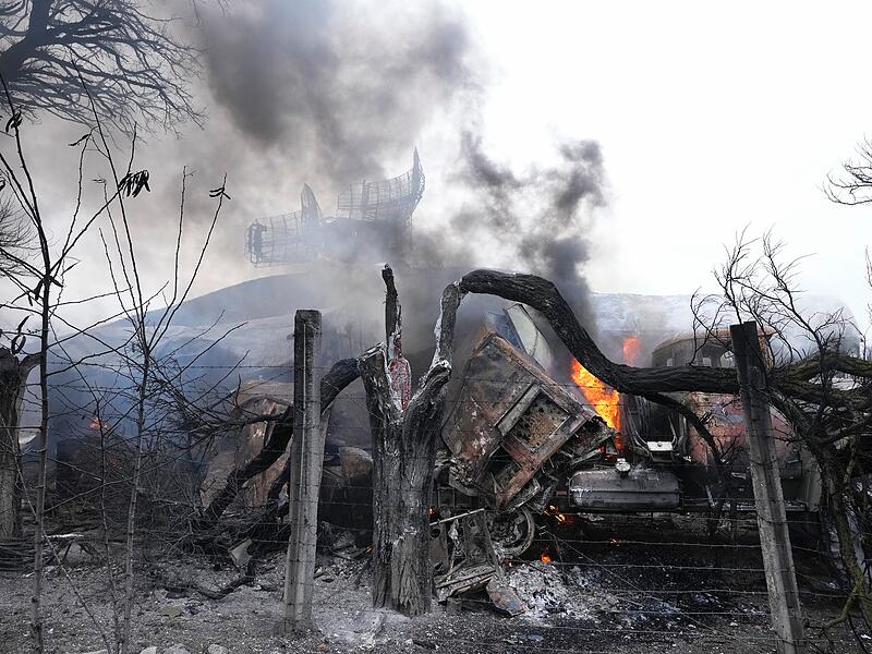 Beschädigte Radaranlagen und andere Ausrüstung sind in einer ukrainischen Militäreinrichtung außerhalb der Stadt zu sehen. Russische Truppen haben ihren erwarteten Angriff auf die Ukraine gestartet.