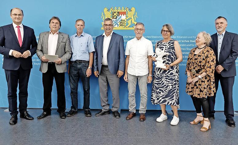 &Uuml;bergabe des bayerischen Heimatpreises an den Verein des G&auml;rtner- und H&auml;ckermuseums: (von links) Staatsminister Albert F&uuml;racker, Vorsitzender Andreas Dechant, Georg Eckenweber, Michael Niedermaier, Otto D&uuml;sel, Museumleiterin Stephanie Ei&szlig;ing, Elke...