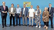 &Uuml;bergabe des bayerischen Heimatpreises an den Verein des G&auml;rtner- und H&auml;ckermuseums: (von links) Staatsminister Albert F&uuml;racker, Vorsitzender Andreas Dechant, Georg Eckenweber, Michael Niedermaier, Otto D&uuml;sel, Museumleiterin Stephanie Ei&szlig;ing, Elke...