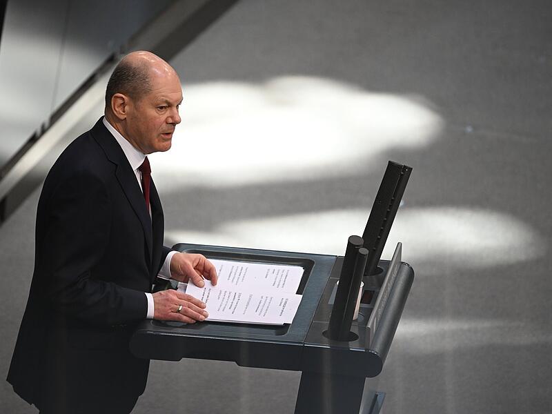 Berlin: Bundeskanzler Olaf Scholz (SPD) gibt zu Beginn der Sondersitzung des Bundestags zum Krieg in der Ukraine eine Regierungserklärung ab.