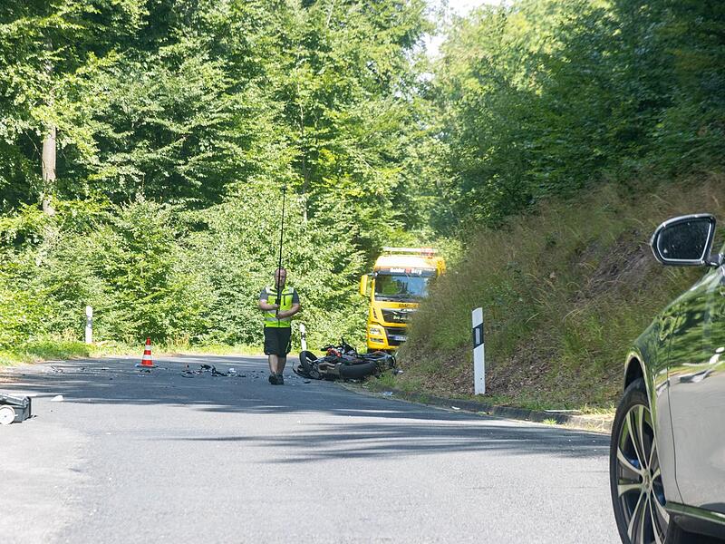 Die Unfallstelle lag in einem Kurvenbereich. Ein Motorradfahrer aus Coburg und ein Motorradfahrer aus Hof fanden am Sonntagvormittag den Tod im Landkreis Haßberge. Ungeklärt ist bislang, warum der eine Motorradfahrer auf der Straße in dem wenig be...
