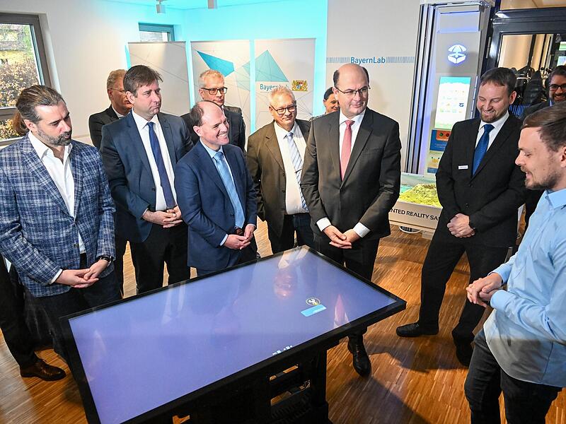 Bayerns Heimat- und Finanzminister Albert F&uuml;racker (dritter von rechts) besucht das am 5. Dezember in Forchheim er&ouml;ffnete BayernLab.Forchheim & Fr&auml;nkische Schweiz