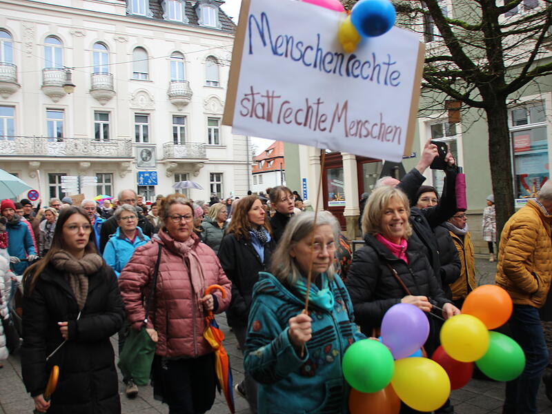 Demokratie Demo "Nie wieder ist jetzt in Bad KissingenDemokratie Demo "Nie wieder ist Jetzt" in Bad Kissingen