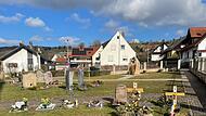 Das Urnenfeld, in dem die Krokusse schon das Blühen anfangen, die Urnen versenkt und ein Namensschild am Denkmal angebracht werden kann.